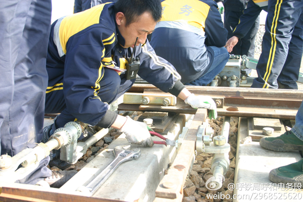 呼鐵呼和電務(wù)段：黨員突擊隊挑戰(zhàn)設(shè)備“零接地”